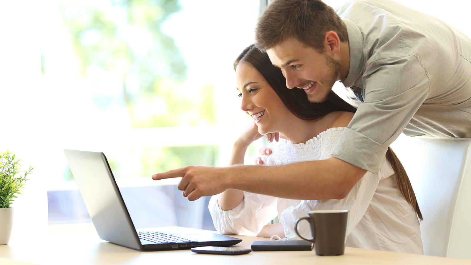 couple_subscribes_to_newsletter